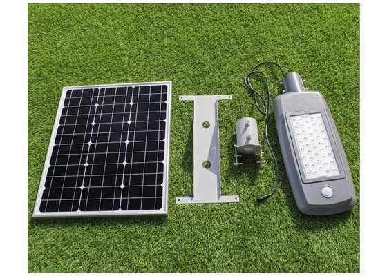 Réverbère actionné solaire durable de LED 5500K IP65 50W avec le panneau solaire rotatif