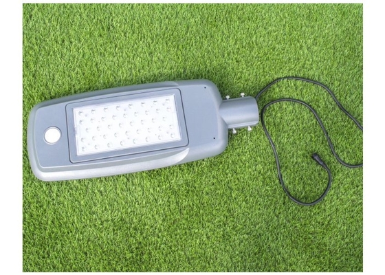 Réverbère actionné solaire durable de LED 5500K IP65 50W avec le panneau solaire rotatif
