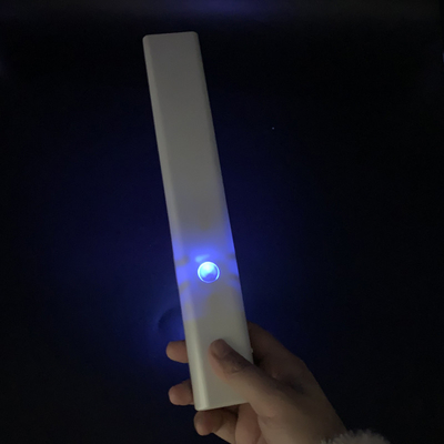 Baguette magique de stérilisateur de lumière UV du watt LED du Portable 4, puissance tenue dans la main de batterie au lithium de la stérilisation 18650 de lumière UV